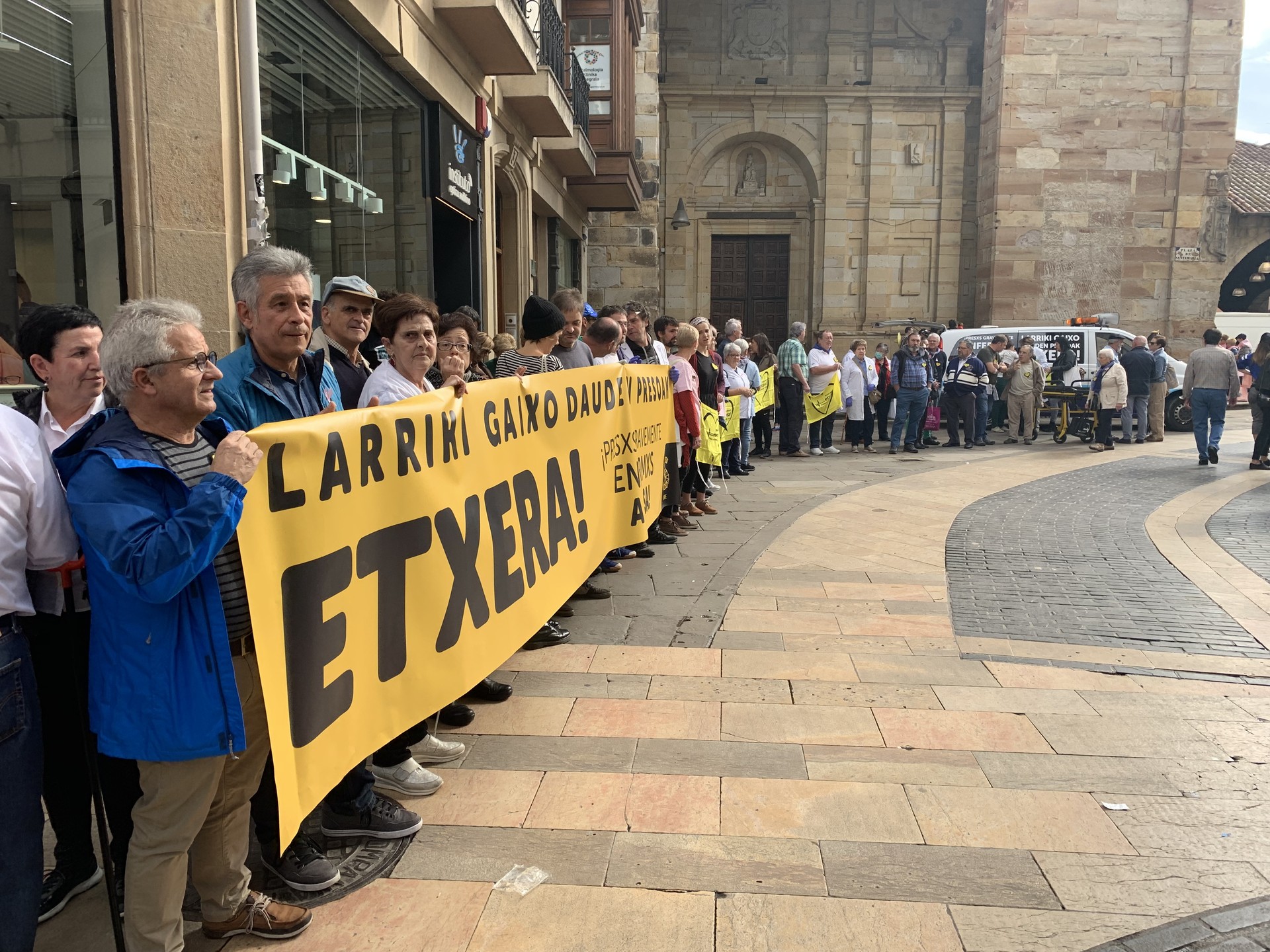 Larri gaixo dauden presoen etxeratzea eskatzeko kontzentrazioa egin dute Durangon