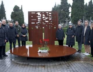 [ARGAZKI GALERIA] "Faxistei aurre egin" eta "Euskal Herria defendatzen" jarraitzeko deia egin du EH Bilduk goizeko lore eskaintzan