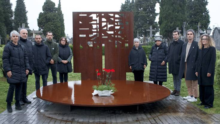 [ARGAZKI GALERIA] "Faxistei aurre egin" eta "Euskal Herria defendatzen" jarraitzeko deia egin du EH Bilduk goizeko lore eskaintzan