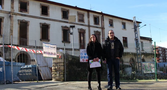 Estazio zaharreko eremuan 554 etxe eta errepide bat eraikitzeko plana dagoela salatu dute