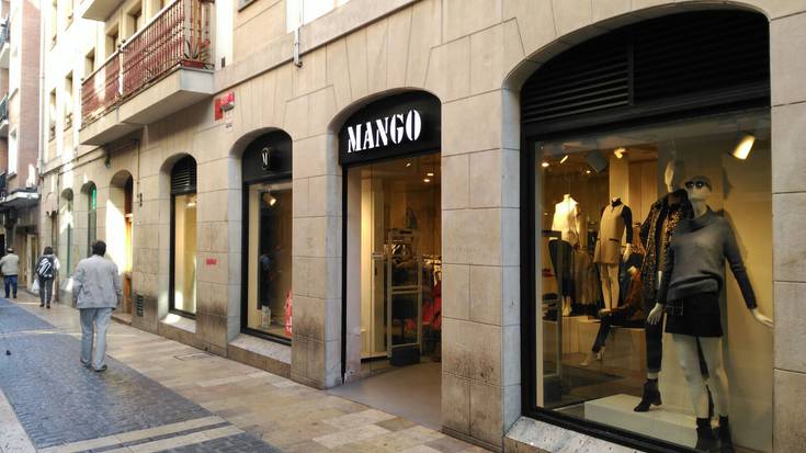 Errefuxiatuen alde Mango dendan egindako pintadak garbitu dituzte