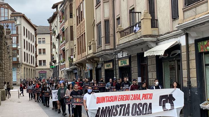 Manifestazio jendetsua egin dute Durangon Patxi Ruiz presoari elkartasuna adierazteko
