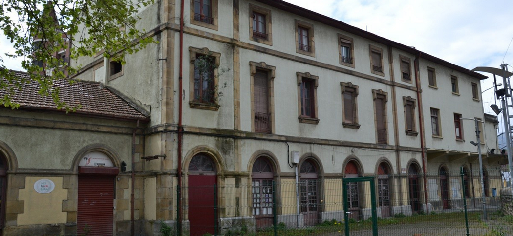 Durangoko tren estazioa ez eraisteko eskatu du herritar talde batek