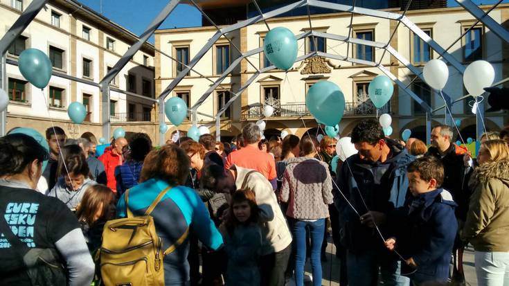 Erabakitzeko eskubidearen aldeko desioak zerura Zornotzan