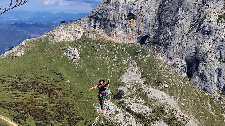 [ARGAZKI GALERIA]: Mugarrako 'highline' jardunaldiak irudi ikusgarriak utzi ditu