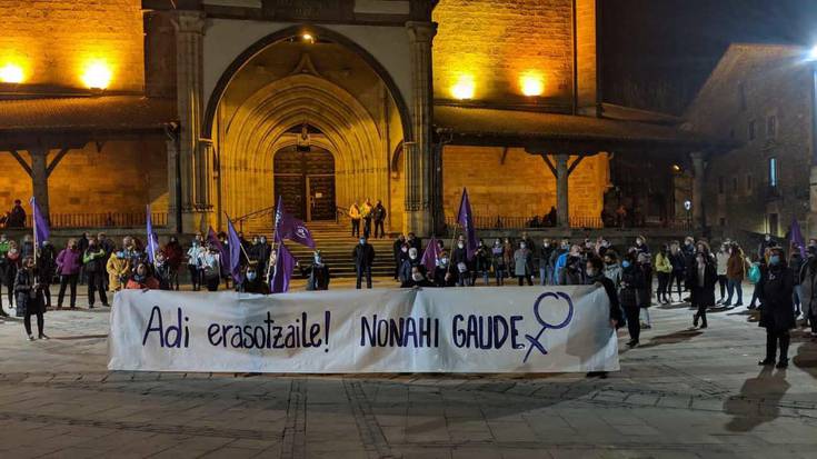 [ARGAZKI GALERIA]: Indarkeria matxistaren aurkako oihu bateratua Durangaldean