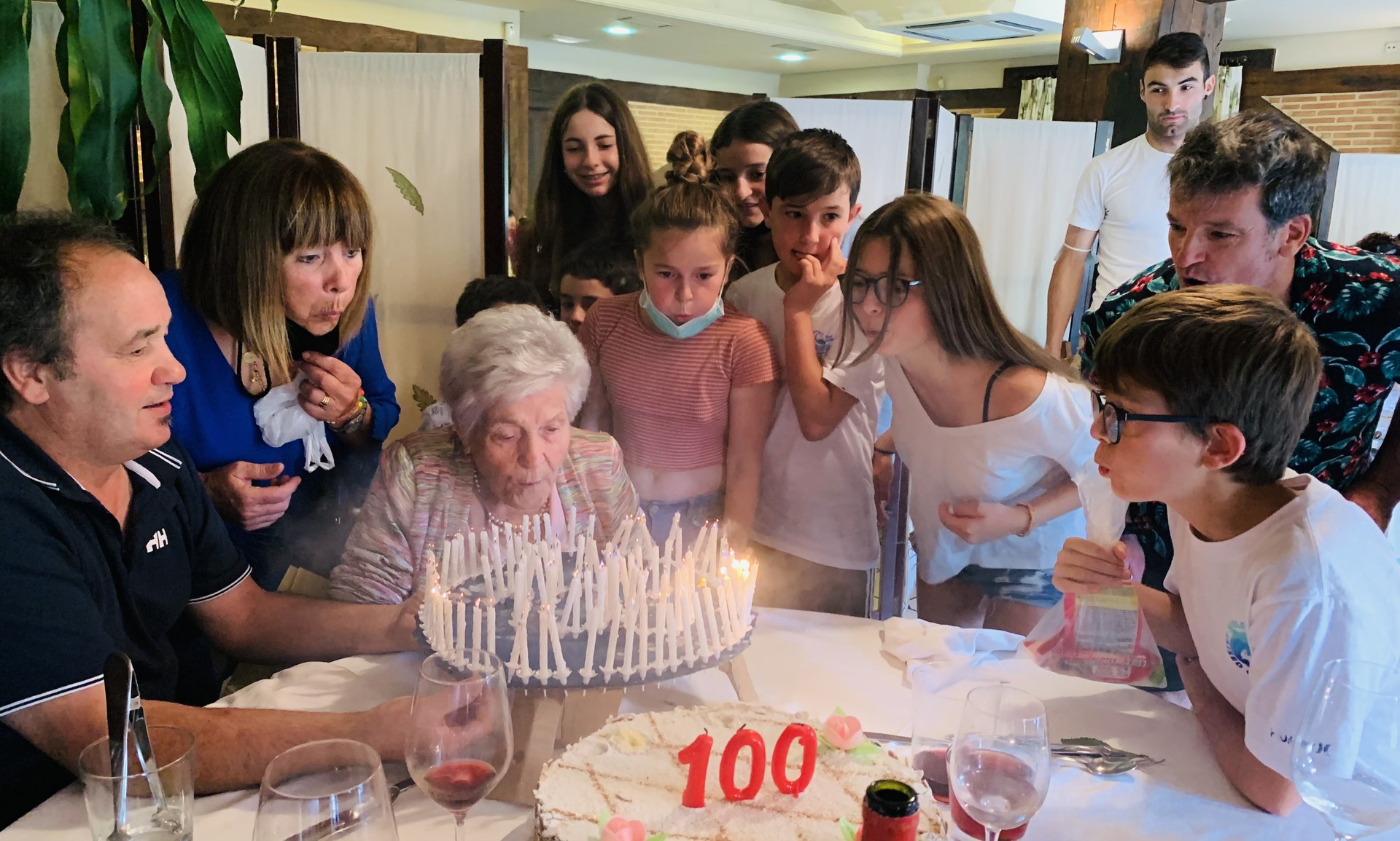 Maria Agirre Bazeta abadiñarrak familiaz inguruta ospatu ditu 100 urteak