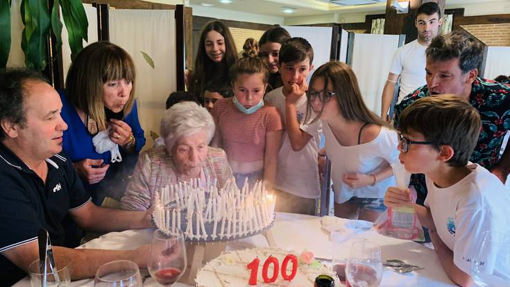 Maria Agirre Bazeta abadiñarrak familiaz inguruta ospatu ditu 100 urteak