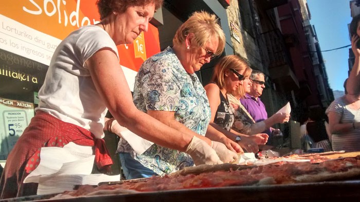 1.000 pizza zati salduta, arrakasta itzela eduki du 'pizzapote' solidarioak