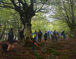 [ARGAZKI GALERIA]: Limitaduko mugak aztertzeko Basabisita egin zuten atzo otxandiarrek