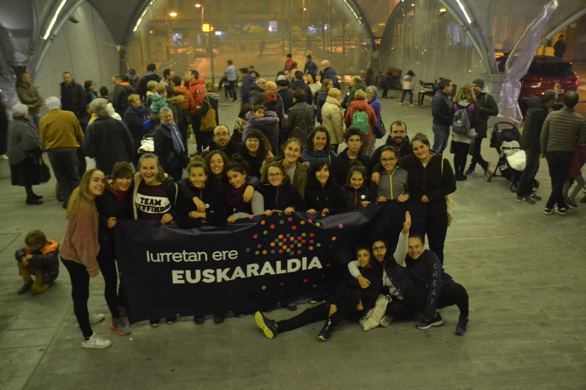 Dantzariak Euskaraldiarekin bat eginez
