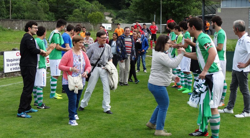 Abadiño futbol taldeak elkartasunagaz lotu du ligako azken partidua