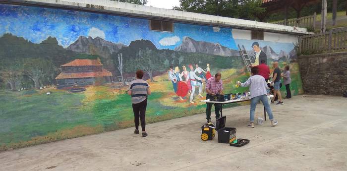 Elorrioko eskulan tailerrekoek Argiñetako murala berriztu dute