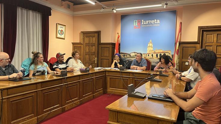 Iurretako idazkariak eta haren bikotekide ohiak "zenbait udal langileren aurka egindako eraso bidegabeak" salatu ditu udalbatzak