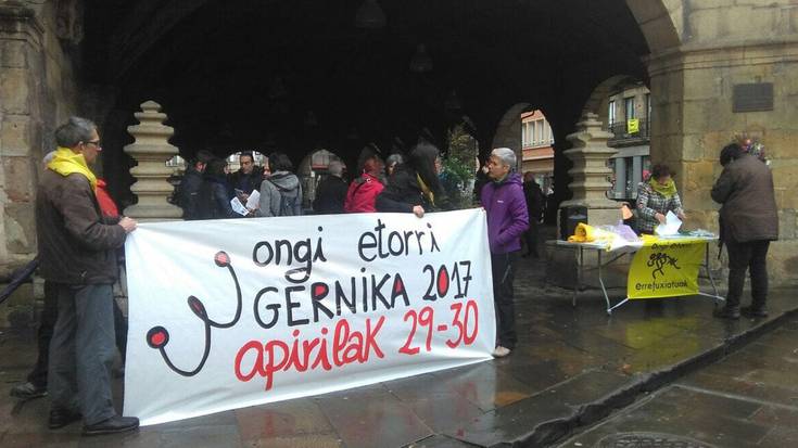 Ongi Etorri Errefuxiatuak plataformak Gernikako hitzordua gogoratu du gaurko kontzentrazioan
