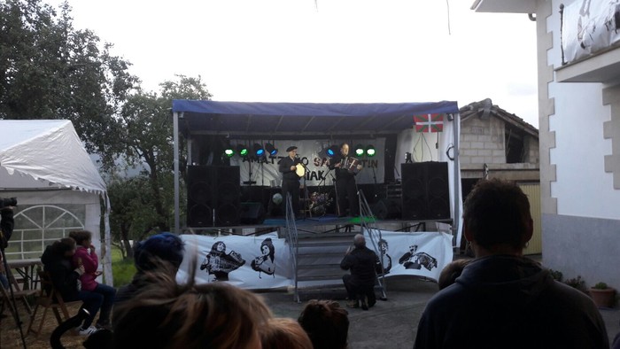 Hainbat belaunalditako auzokideek Dantzari-dantza parekidea dantzatu dute Amatzan - 7