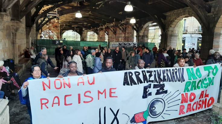 Arrazakeriaren kontra mobilizatu dira Durangon