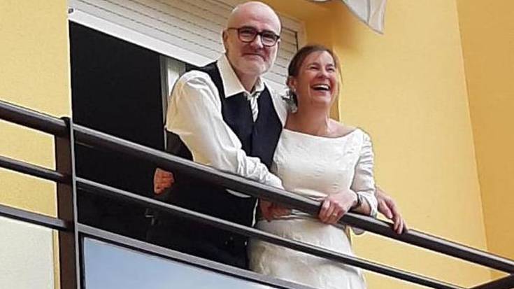 Iratxek eta Jonek duela 17 urte ezkondu zirela ospatu dute konfinamenduan