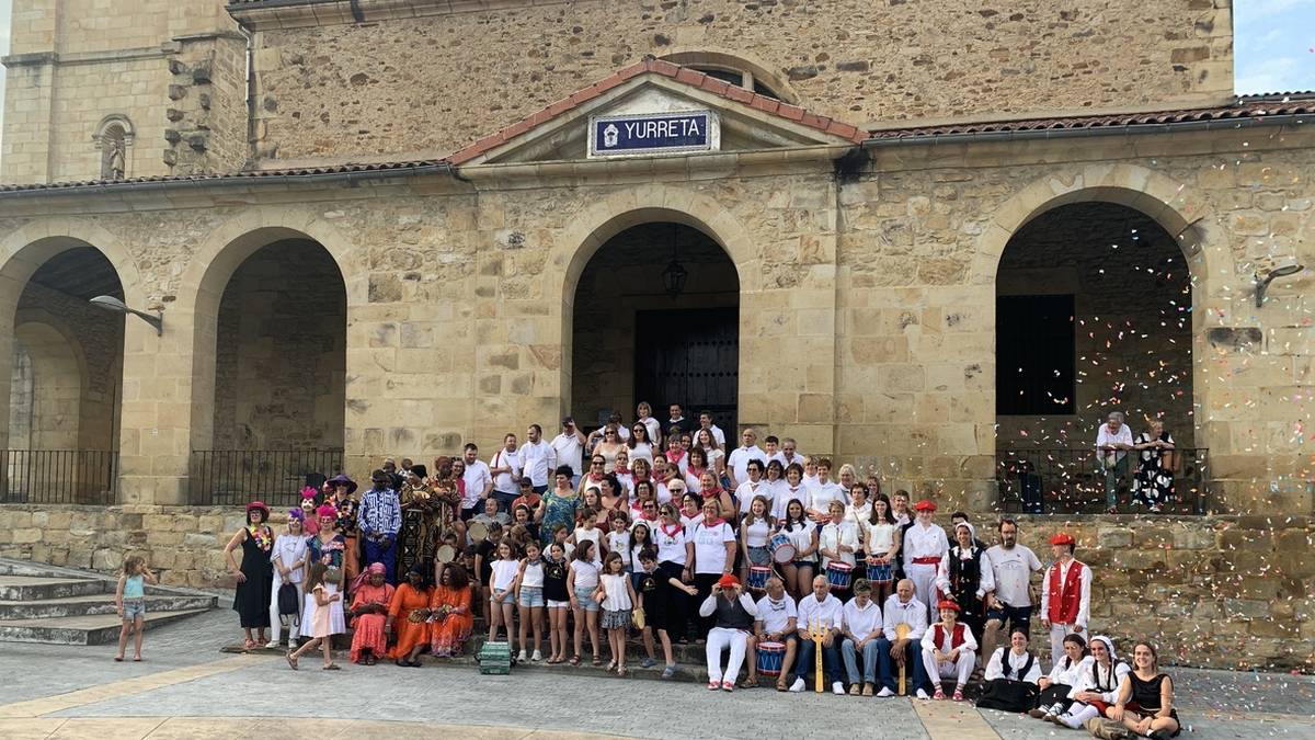 [ARGAZKI GALERIA]: Iurretako Kalez-kale antzerki jaialdiaren XX. urteurrena herri elkarteen kalejiragaz abiatu dute