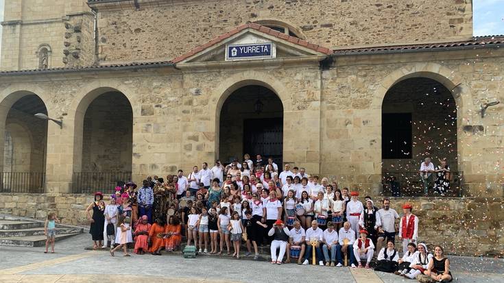 [ARGAZKI GALERIA]: Iurretako Kalez-kale antzerki jaialdiaren XX. urteurrena herri elkarteen kalejiragaz abiatu dute