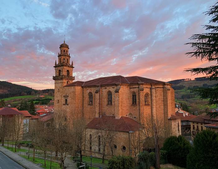 Elorrion Sortzez Garbiaren basilika eta kanpandorrea bisitatzeko aukera dago Aste Santuan