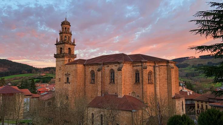 Elorrion Sortzez Garbiaren basilika eta kanpandorrea bisitatzeko aukera dago Aste Santuan