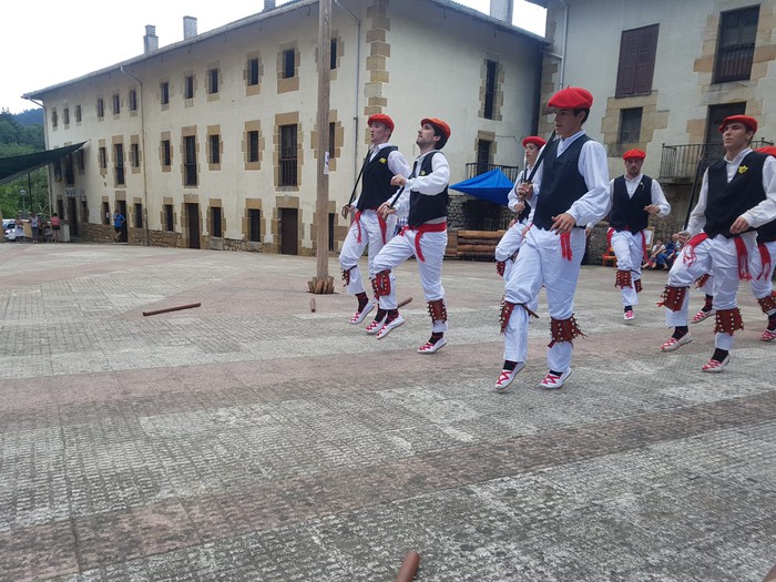 Berrizko dantzariek Jon Barcena gogoan izan dute - 3