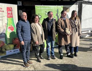 Fernando Gonzalez enbaxadore dela hasi dute Bizkaiko txotx denboraldia Zornotzan