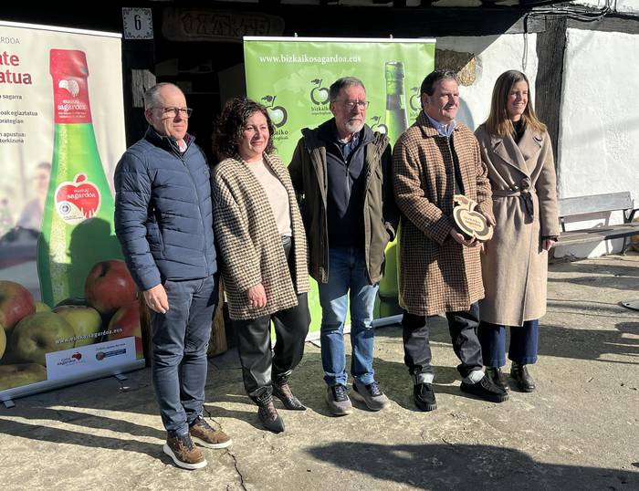 Fernando Gonzalez enbaxadore dela hasi dute Bizkaiko txotx denboraldia Zornotzan