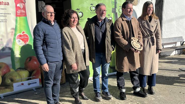 Fernando Gonzalez enbaxadore dela hasi dute Bizkaiko txotx denboraldia Zornotzan