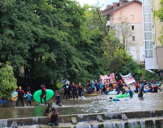 [ARGAZKI GALERIA]: Jendetza batu da Durangoko erreka jaitsieran