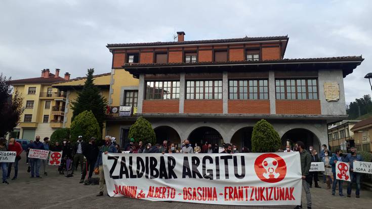 Mobilizazioa egin dute Zaldibarren zabortegia amildu eta 15 hilabetera
