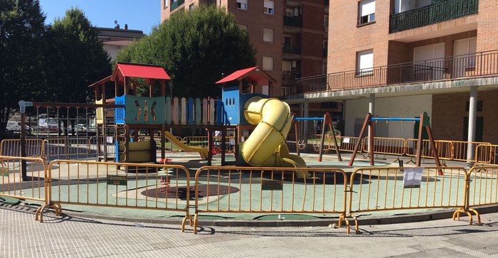 Traña-Matienako Pino plazako jolas parkea "arriskutsu" dagoela kritikatu du EH Bilduk