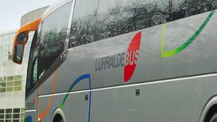 Durango eta Donostia lotuko dituen autobusa ezartzea aztertu gura du udalak