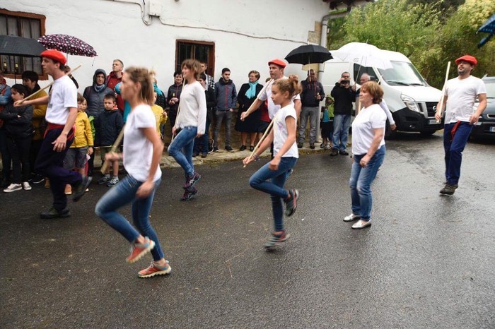 Hainbat belaunalditako auzokideek Dantzari-dantza parekidea dantzatu dute Amatzan - 4