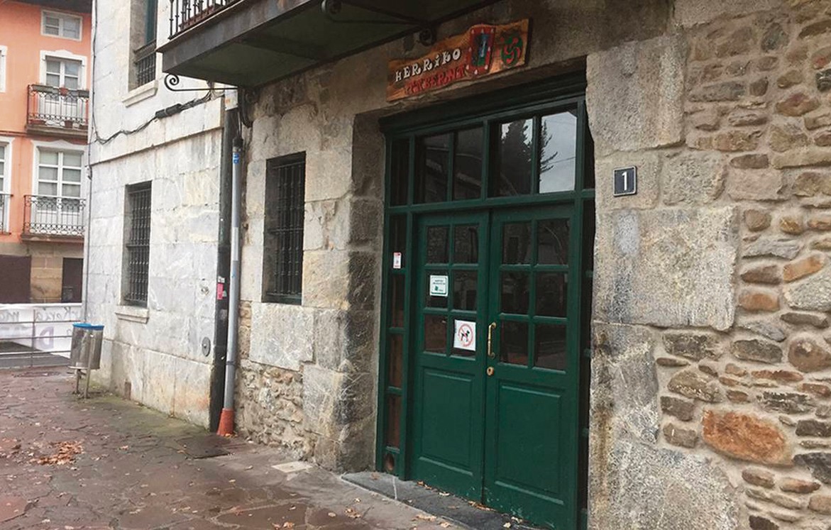 Herriko Taberna handitu egingo dute, osasun kontsultategiko espazioa ere hartuta