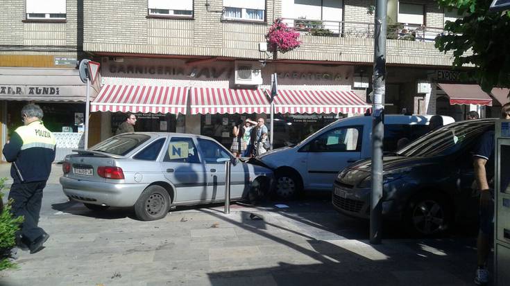 Hiru autok elkar jo dute Iurretako herrigunean