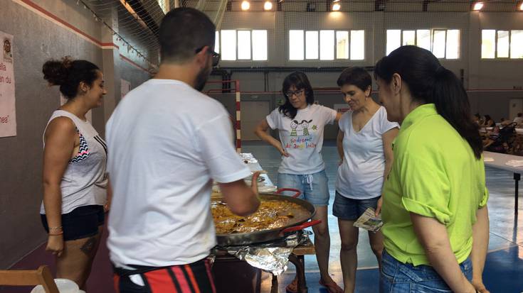 Paella erraldoi eta solidarioa egin dute Angelman sindromearen elkarteari laguntzeko