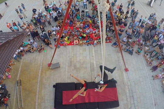 'La Coquette' kale ikuskizunak zirku erraldoi bihurtuko du Elizondo plaza