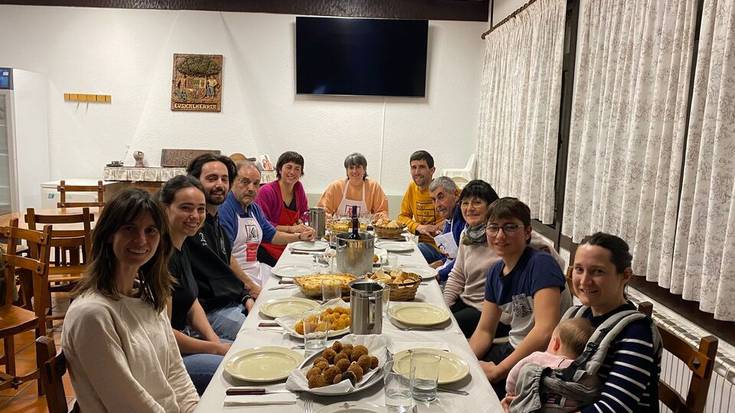 [ARGAZKI GALERIA]: Ardi esneagaz kozinatzeko hainbat errezeta Garaiko sukaldaritza tailerrean