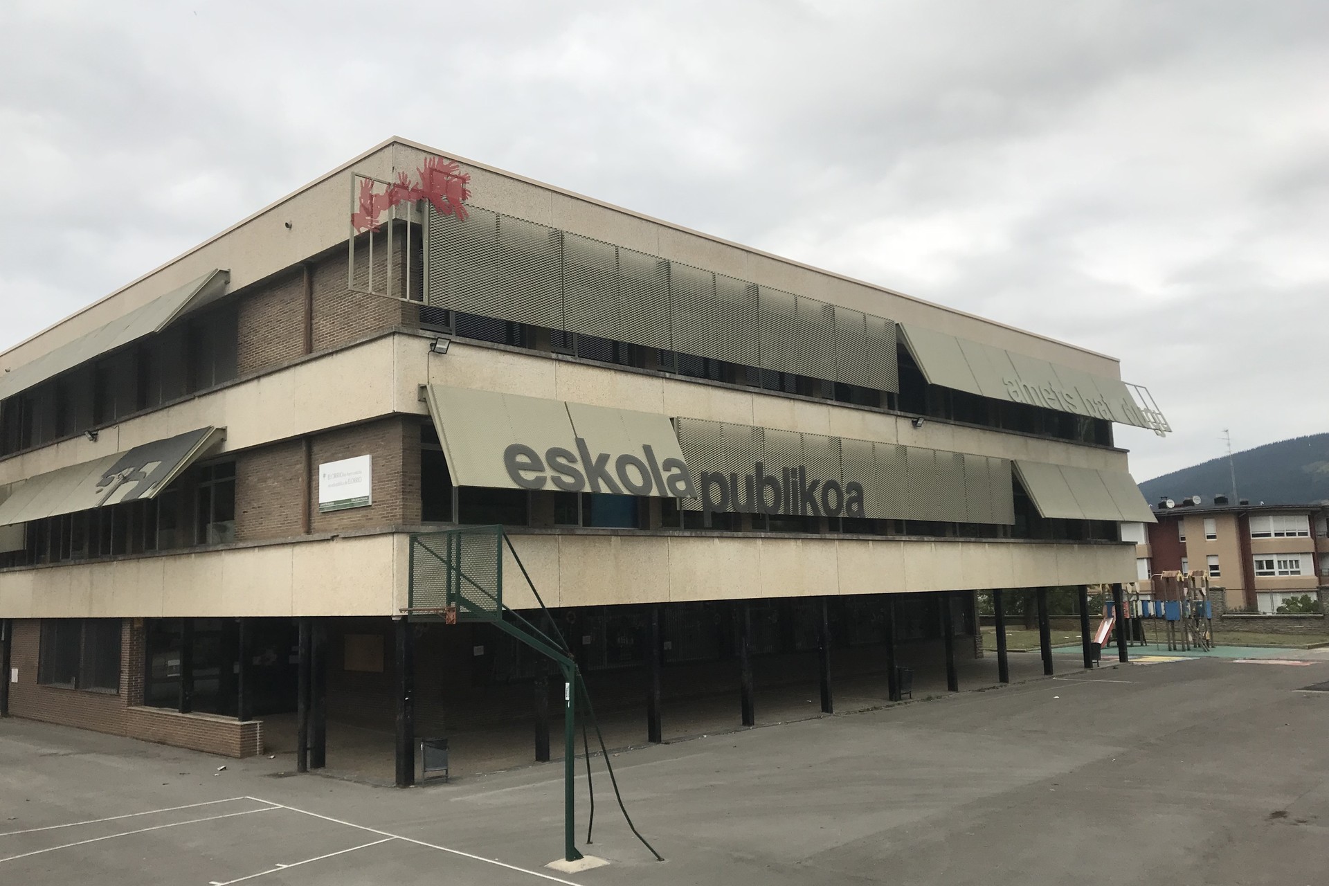 Aldagelak eta hiru ikasgela berri Elorrioko Institutuan
