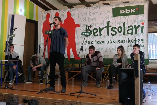 Durangaldeko eta Hego Uribeko taldeek jokatuko dute Bertsolari Gazteen XXVII. BBK Sariketaren finala