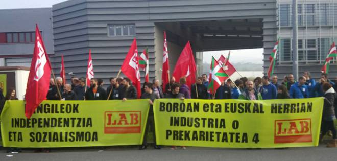 Espainiako erregearen aurrean protesta egin dute Zornotzan