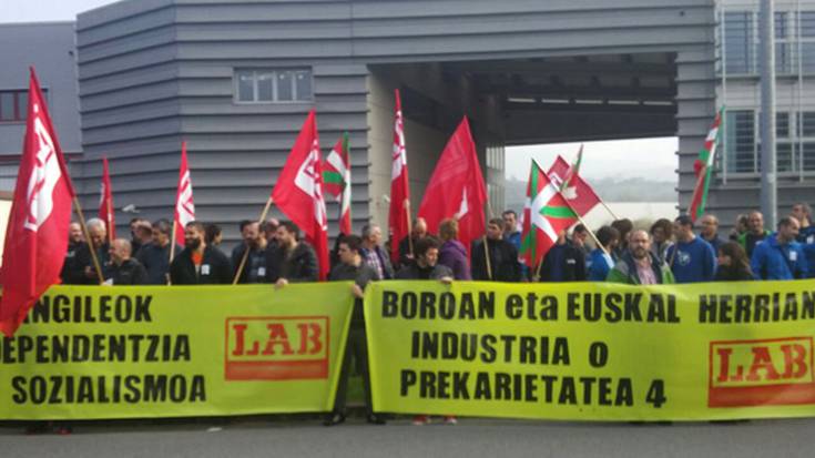 Espainiako erregearen aurrean protesta egin dute Zornotzan