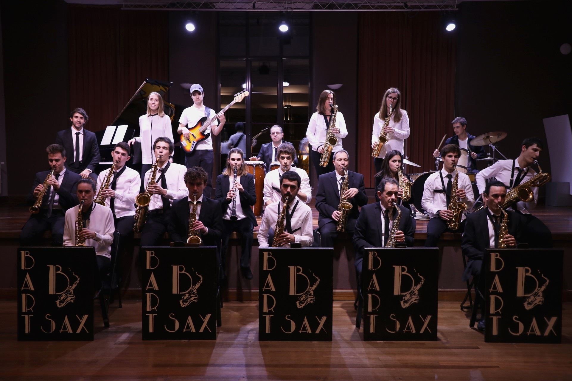 Bart Sax musika taldea 'Garai zuri-beltzean swing' ikuskizunarekin itzuliko da oholtzara