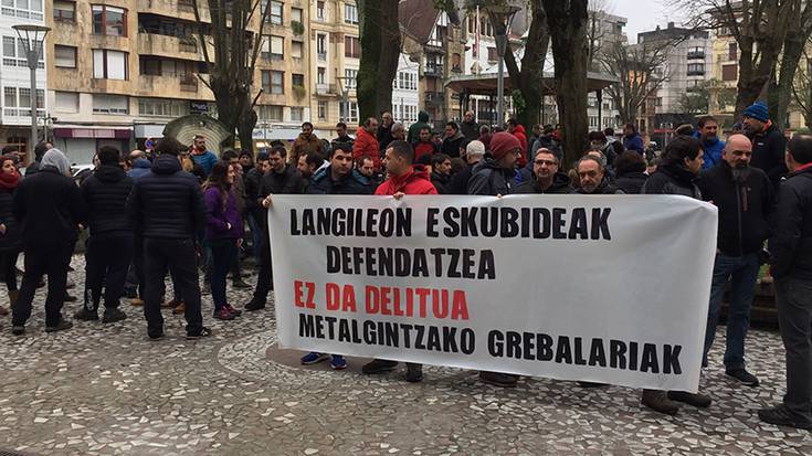 Metalgintzako grebaren harira identifikatutako lagunari elkartasuna adierazi diote epaitegi aurrean