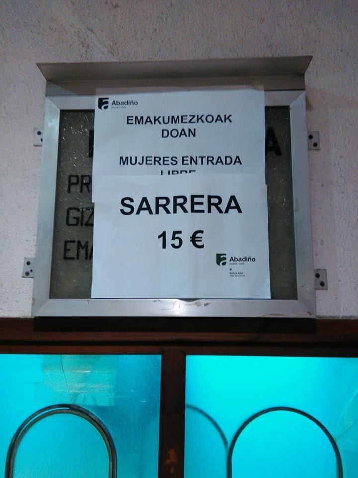 Kendu egin dute Abadiñoko probalekuko sarrera emakumeentzat doakoa zela zioen kartela