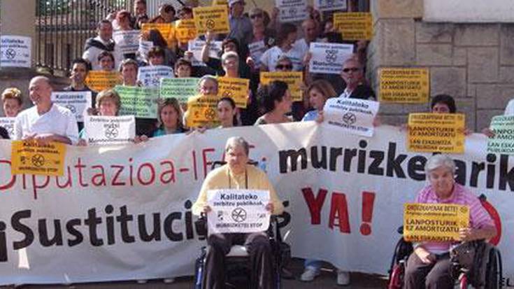 Laguntza zentroetako murrizketak kritikatu dituzte