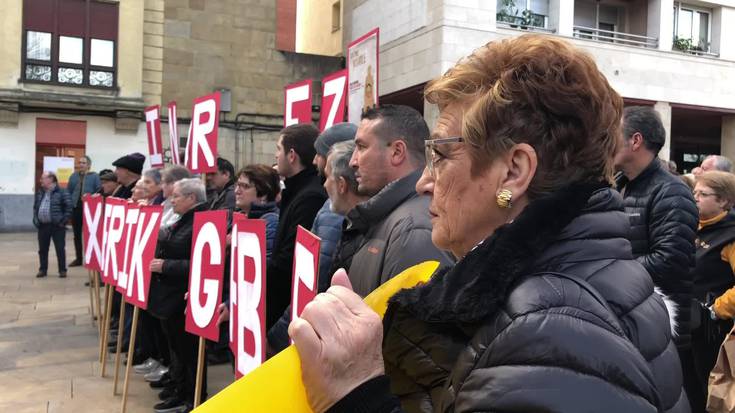 [BIDEOA] Durangoko etxebakoaren heriotzak "bazterkeriarik larriena gainditu ez duen euskal gizartearen kontzientzian oihu" egiten duela salatu dute