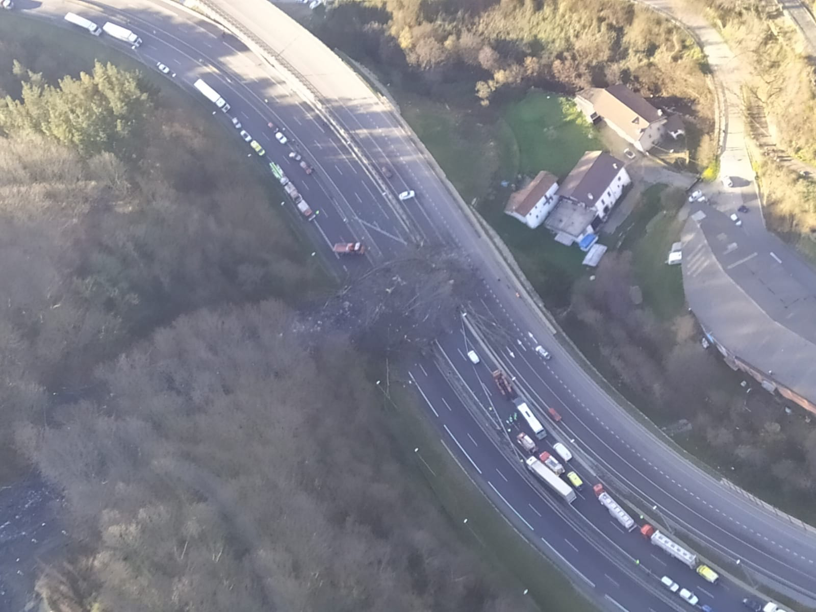 [OHARRA] A-8 autopista zabalik dago Zaldibar parean, by-pass bat ipini ostean